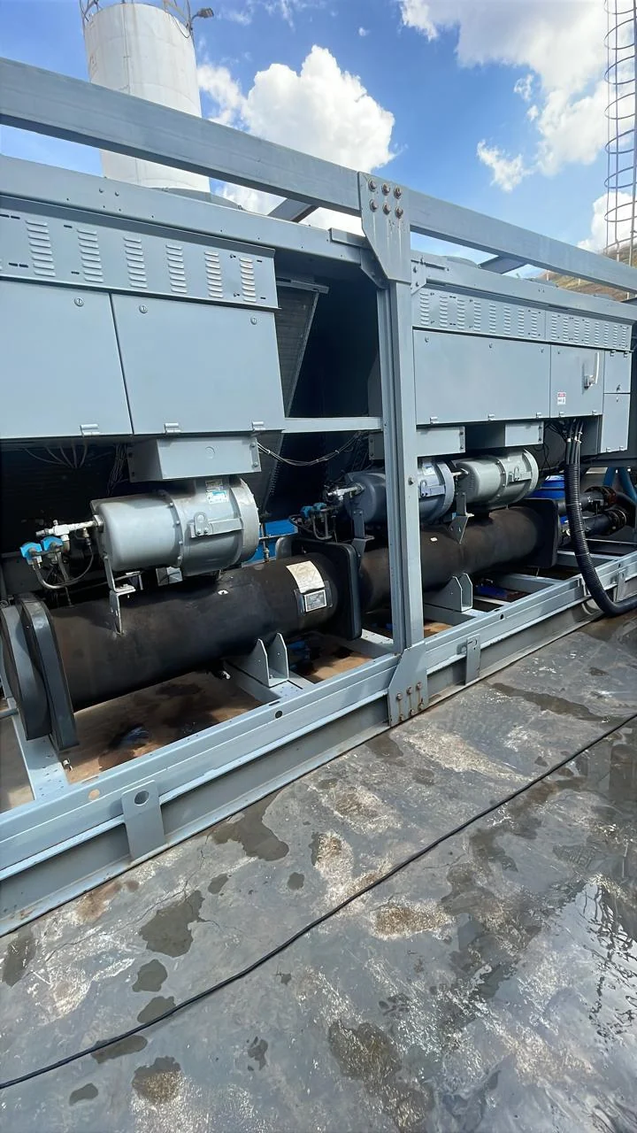 Chiller industrial com compressores e serpentinas em uma instalação atendida pela Reobote