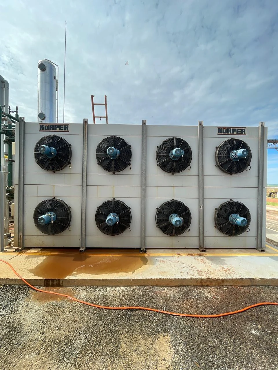 Conjunto de condensadores e ventiladores em uma instalação industrial